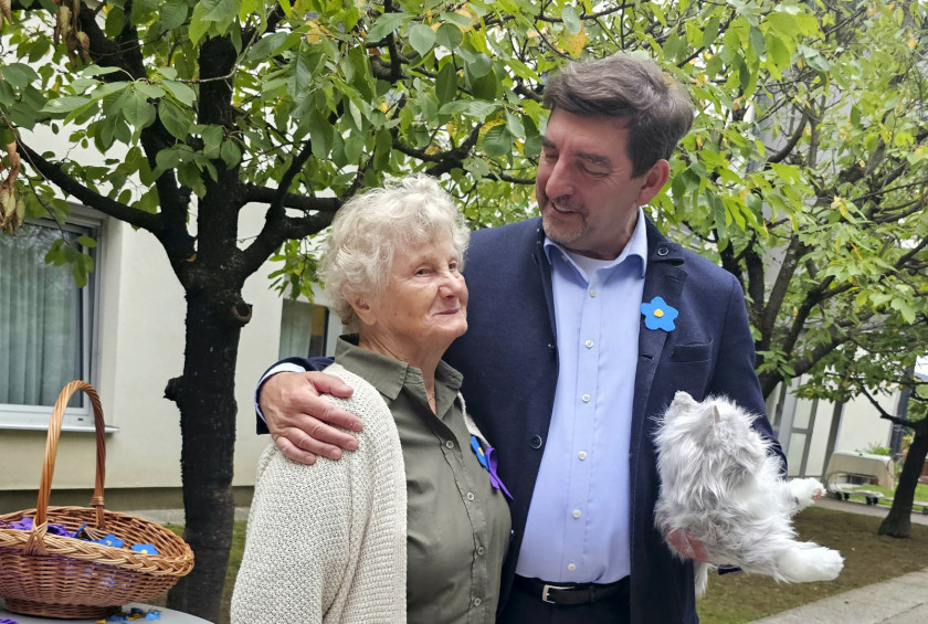 Dr. Aleš Musar z oskrbovanko DSO Fužine in belo terapevtsko muco.