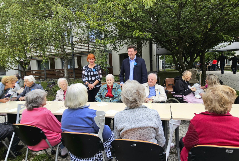 Dr. Aleš Musar med oskrbovankami in oskrbovanci DSO Fužine na vrtu doma.