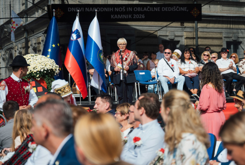 Predsednica Republike Slovenije nagovori udeležence prireditve Dnevi narodnih noš in oblačilne dediščine na glavnem odru v Kamniku.
