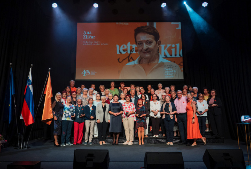 Skupinska fotografija prostovoljk in prostovoljcev Društva onkoloških bolnikov Slovenije ob 40-letnici delovanja.