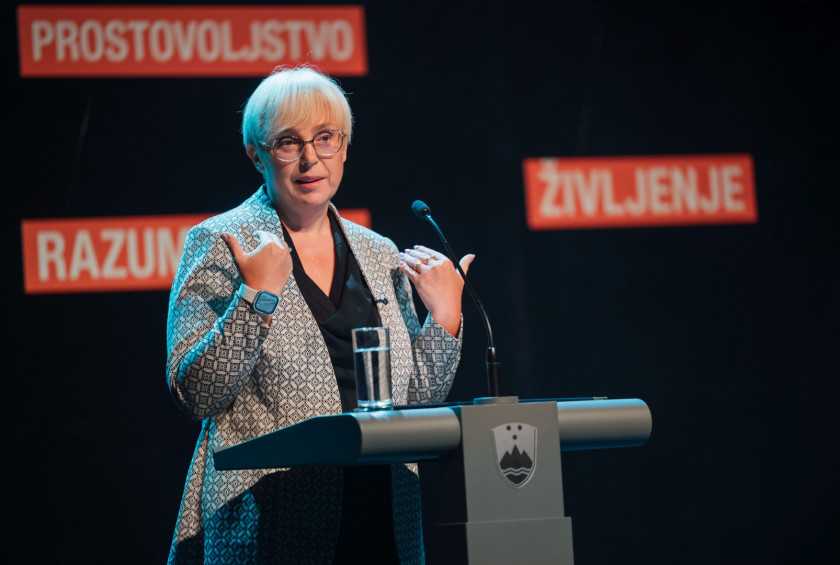 Predsednica republike nagovarja zbrane na slovesnosti ob 40-letnici društva.