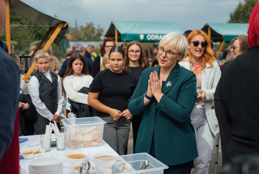 Predsednica se zahvaljuje za topel sprejem v Odrancih.