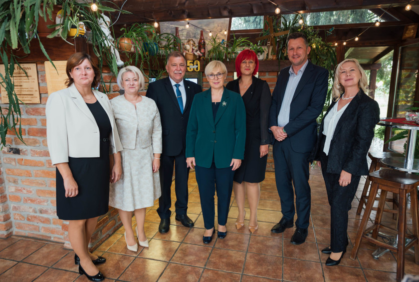 Skupinska fotografija po kosilu predsednice in treh županov.