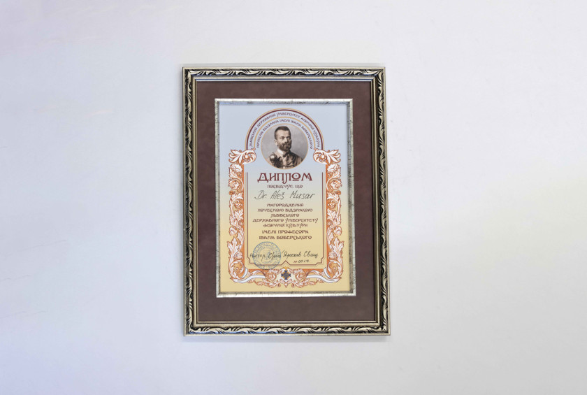Uokvirjena diploma najvišjega priznanja Univerze v Lvivu.