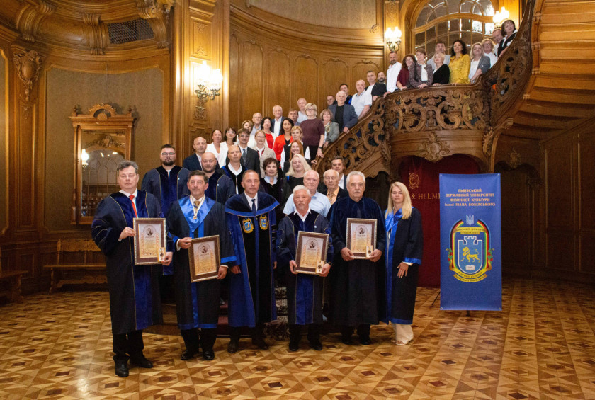 Skupinska fotografija prejemnikov priznanj in udeležencev slovesnosti.