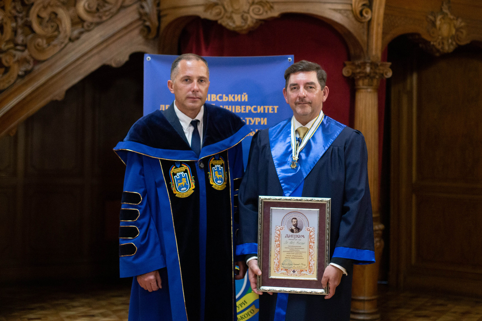 Dr. Aleš Musar ob prejemu najvišjega priznanja Univerze v Lvivu.