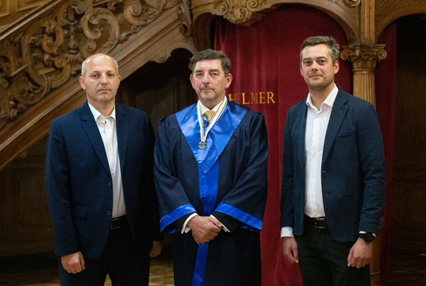 Dr. Aleš Musar z udeležencema slovesnosti.