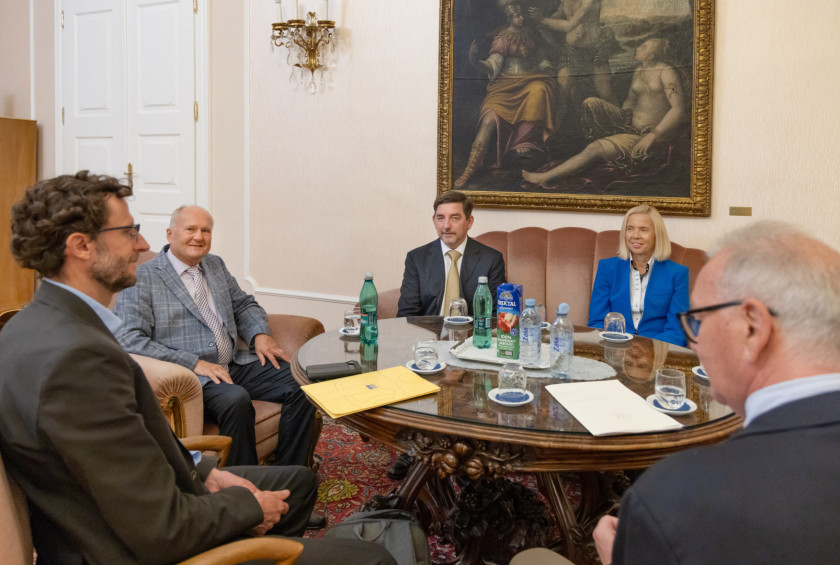 Dr. Musar se pogovarja s sogovorniki za mizo.
