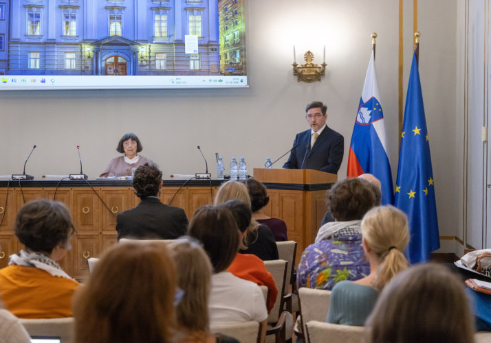 Dr. Aleš Musar govori za govorniškim pultom, v ozadju sta zastavi Slovenije in Evropske unije.