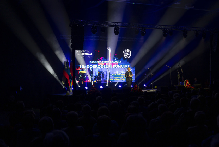 Predsednica med govorom na dobrodelnem koncertu v Domžalah. 