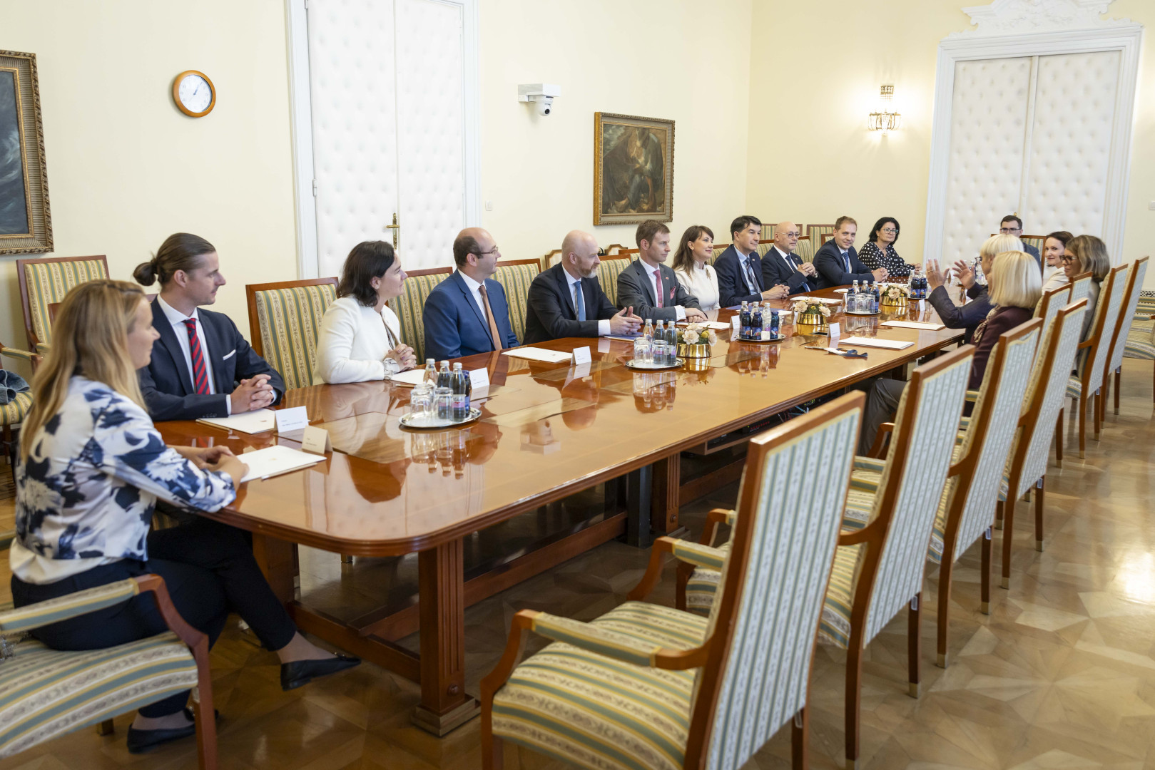 Predsednica Republike Slovenije med pogovorom z informacijskimi pooblaščenci za varstvo osebnih podatkov iz Slovenije, Avstrije, Češke, Hrvaške in Madžarske v predsedniški palači.