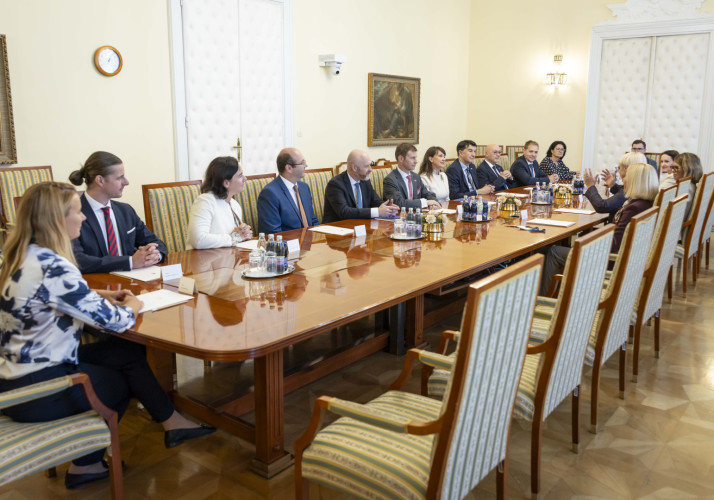 Predsednica Republike Slovenije med pogovorom z informacijskimi pooblaščenci za varstvo osebnih podatkov iz Slovenije, Avstrije, Češke, Hrvaške in Madžarske v predsedniški palači.