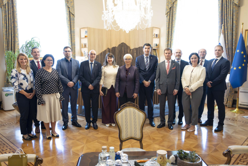 Skupinska fotografija udeležencev srečanja predsednice Republike Slovenije z informacijskimi pooblaščenci za varstvo osebnih podatkov iz Slovenije, Avstrije, Češke, Hrvaške in Madžarske v predsedniški palači.