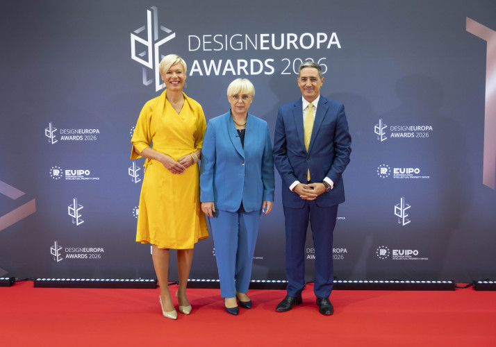 Predsednica Nataša Pirc Musar z gostiteljema na podelitvi nagrad DesignEuropa 2026.