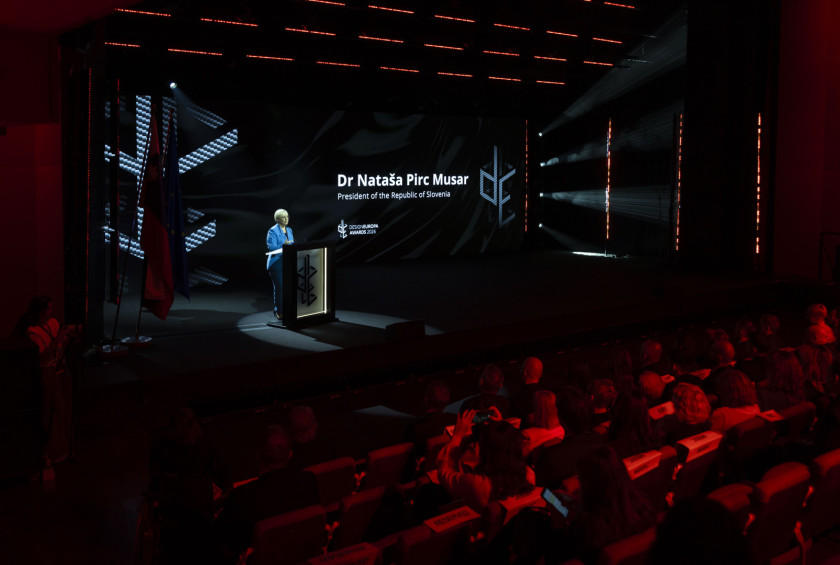 Predsednica nagovarja udeležence slovesnosti ob podelitvi nagrad DesignEuropa 2026.