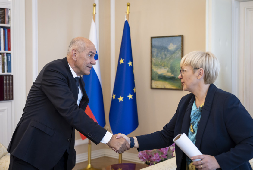 Predsednica republike in predsednik vlade se rokujeta.