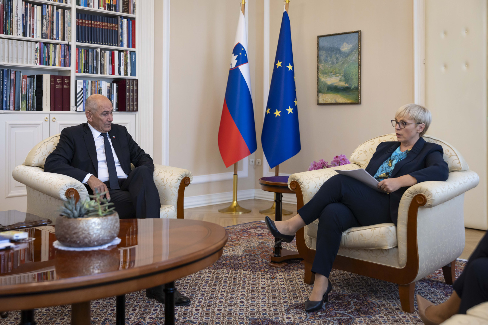 Predsednica republike in predsednik vlade se pogovarjata.