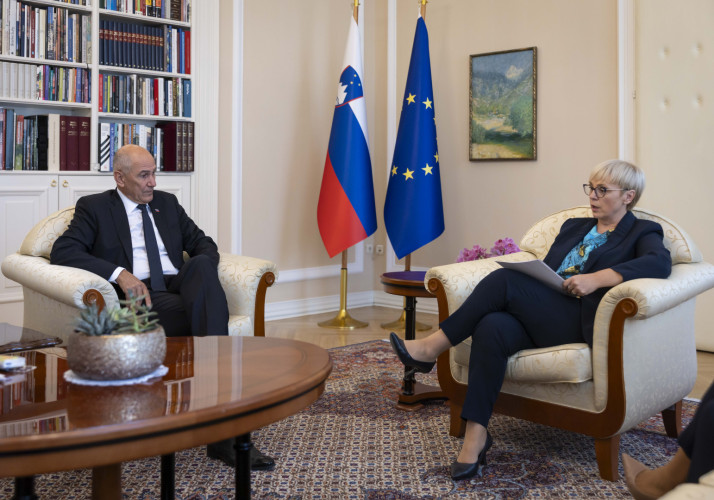 Predsednica republike in predsednik vlade se pogovarjata.