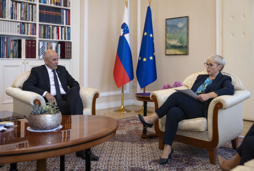 Predsednica republike in predsednik vlade se pogovarjata.