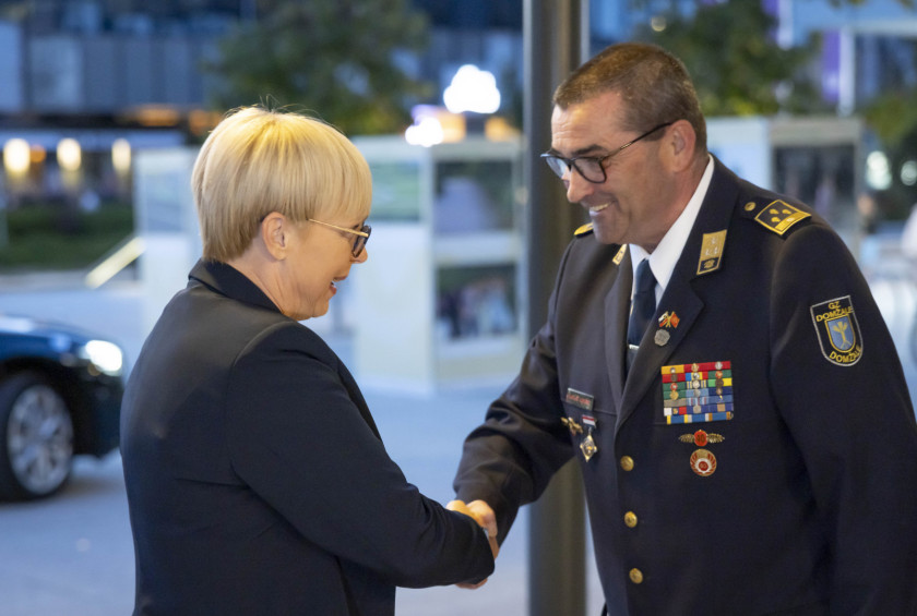 Predsednica republike ob prihodu. Med rokovanjem s predsednikom Gasilske zveze Domžale Matjažem Korošcem..