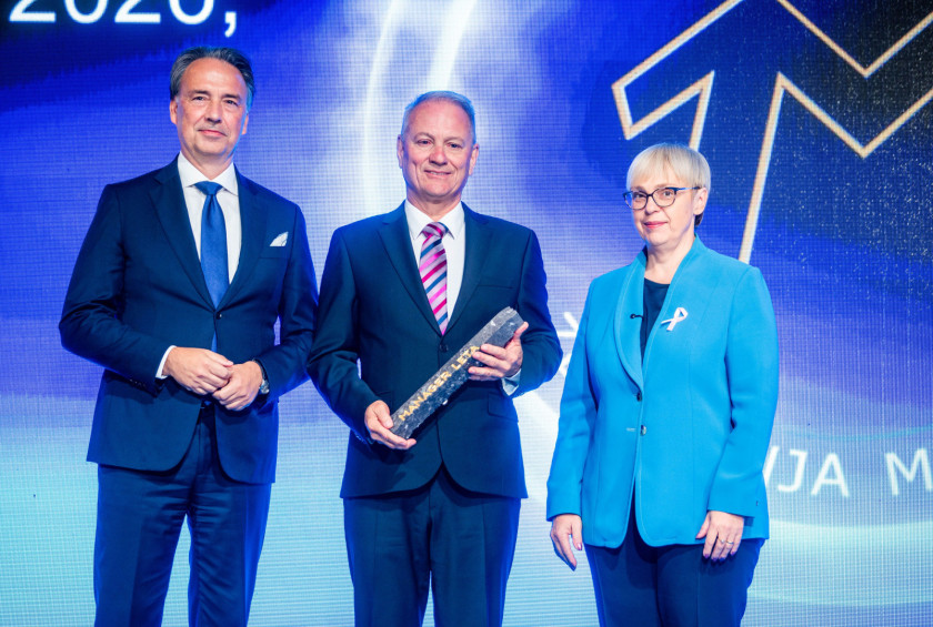 Predsednica republike med podelitvijo naziva Manager leta 2026 ob prejemniku naziva dr. Tomažu Kmeclu, glavnemu direktorju podjetja Kolektor Etra. 