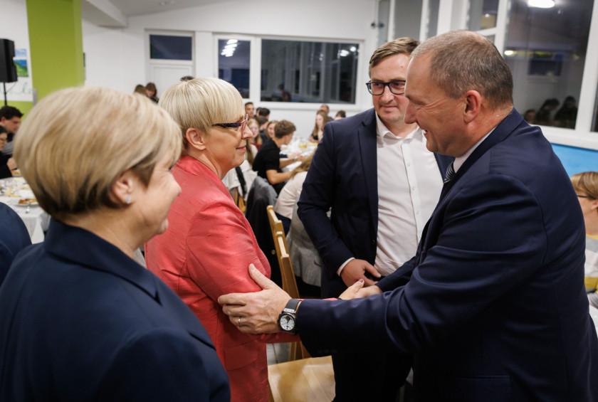 Predsednica republike se rokuje z  Jožetom Podgorškom, predsednikom Kmetijsko gozdarske zbornice Slovenije. 