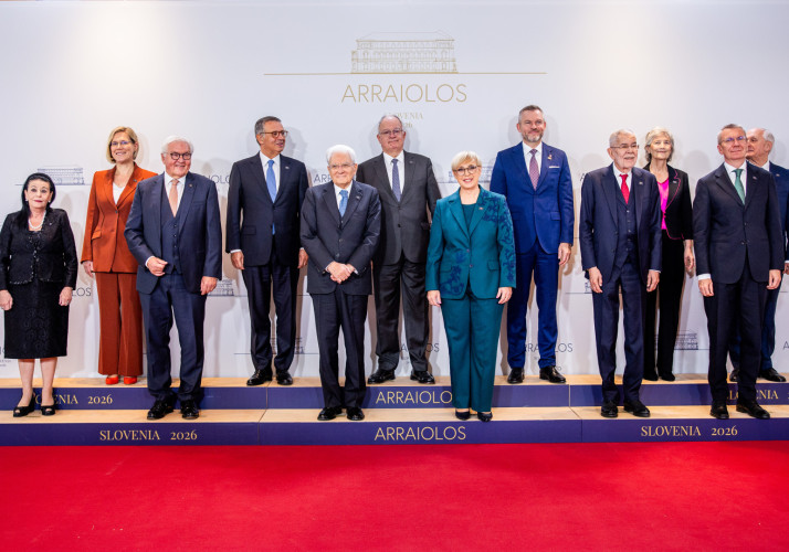 Skupinska fotografija na srečanju Arraiolos 2026 na Brdu pri Kranju. 