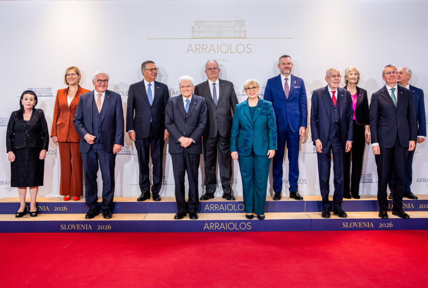 Skupinska fotografija na srečanju Arraiolos 2026 na Brdu pri Kranju. 