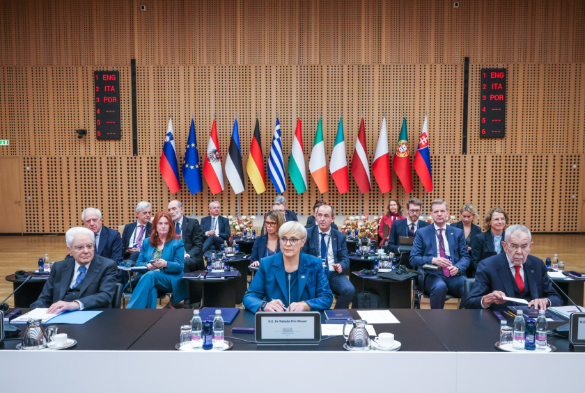 Plenarno zasedanje skupina Arraiolos 2026 na Brdu pri Kranju. Predsednica republike v sredini, na njeni levi avstrijski predsednik Alexander Van der Belen, na desni italijanski predsednik Sergio Mattarella.