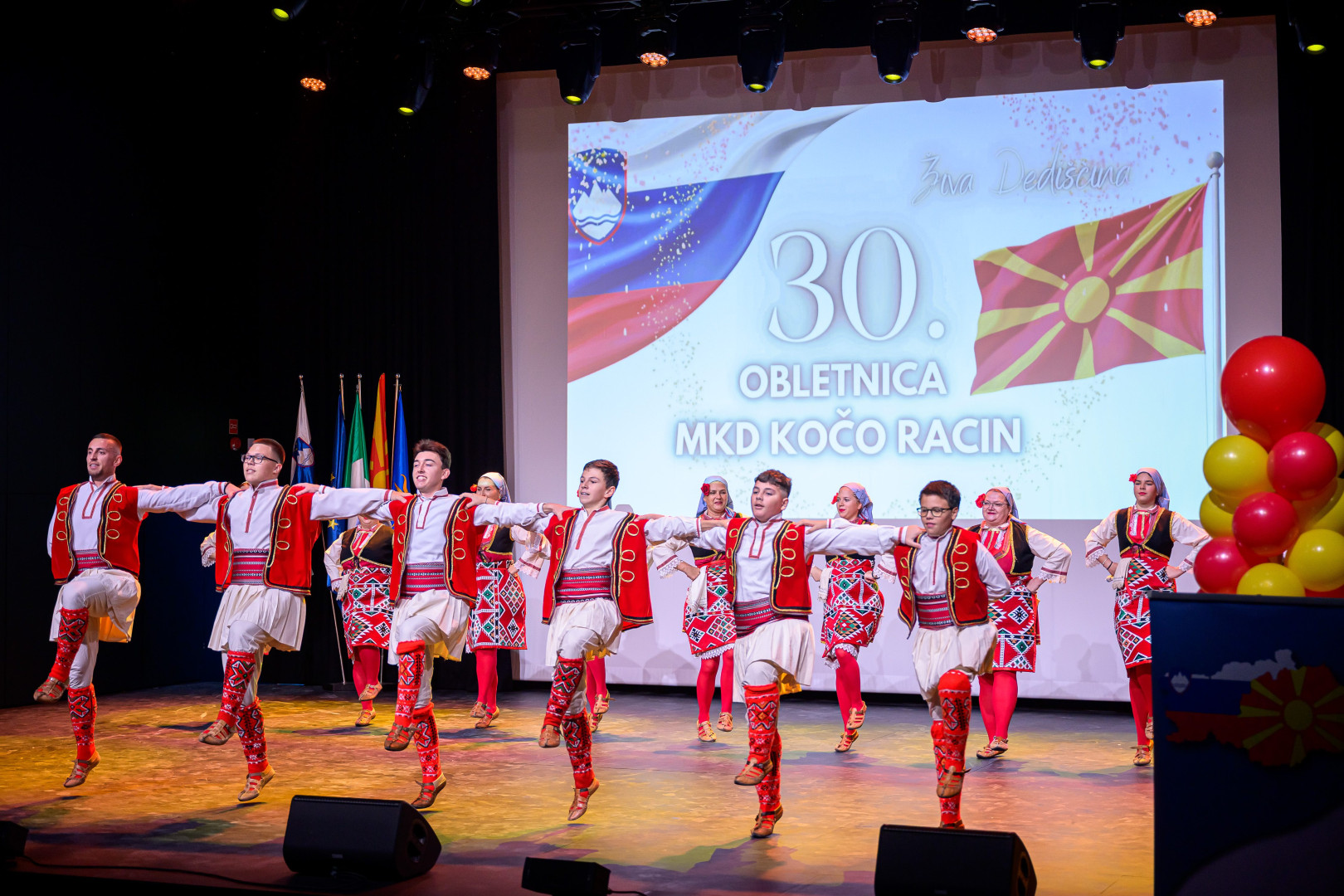Makedonska folklorna skupina pleše na odru.