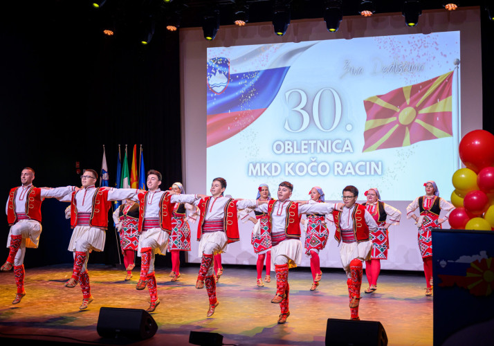 Makedonska folklorna skupina pleše na odru.