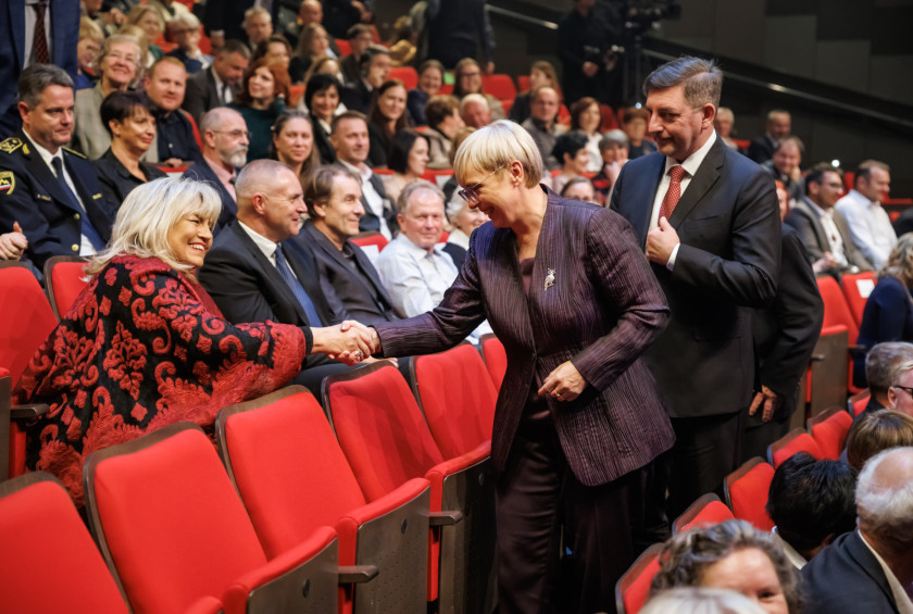 Rokovanje predsednice z udeleženci ob prihodu na proslavo.