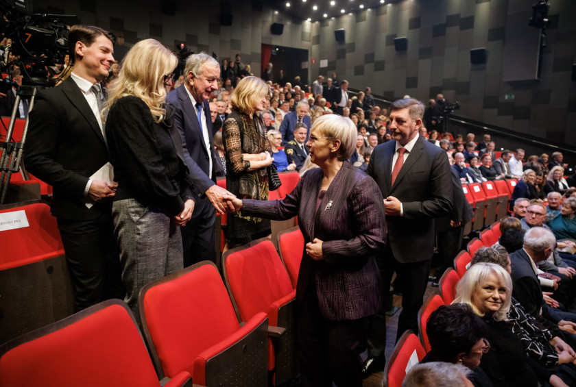 Rokovanje predsednice z udeleženci ob prihodu na proslavo.