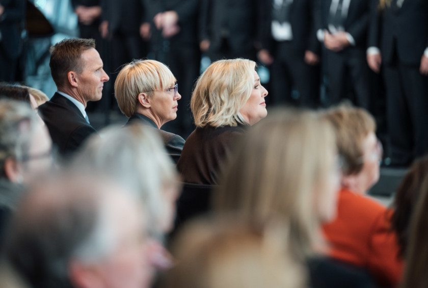 Predsednica republike spremlja dogajanje.