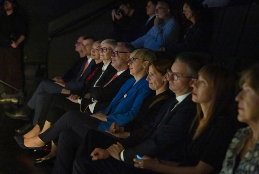 Predsednica republike z gosti spremlja slovesnost iz prve vrste.