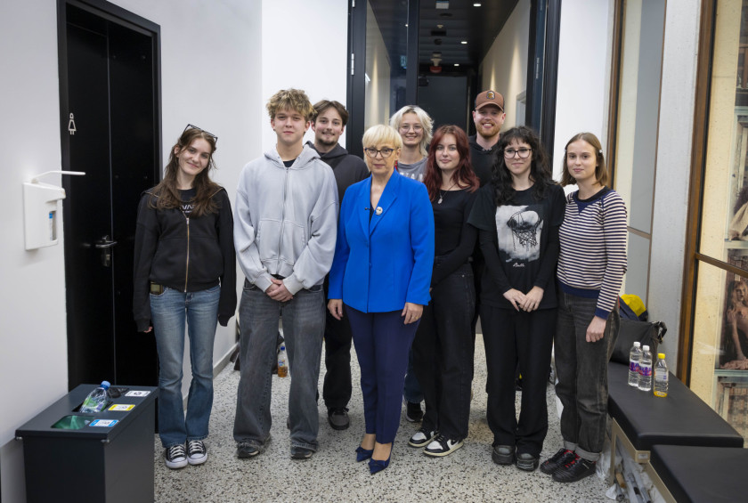 Predsednica republike na skupinski fotografiji z mladimi na AGRFT.