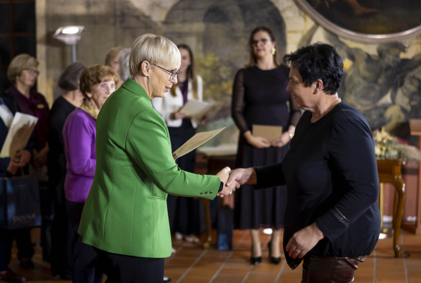 Predsednica republike med podeljevanjem zlatih priznanj za naj bizeljski ajdov kolač. 